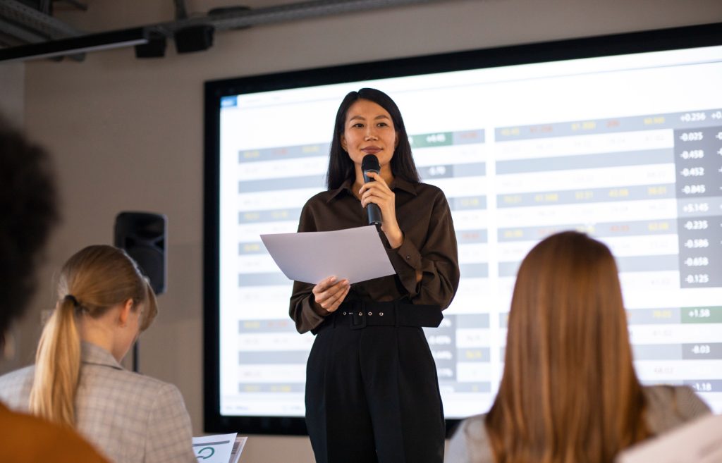 3+ Cara Cepat Melatih Public Speaking untuk Public Relations