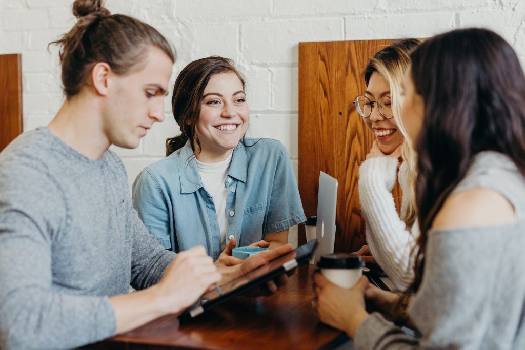 Ilustrasi meeting tim PR marketing. Foto Brooke Cagle dari Unsplash